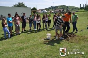 Sajenje jablan ob osnovni šoli in vrtcu v Stročji vasi 3